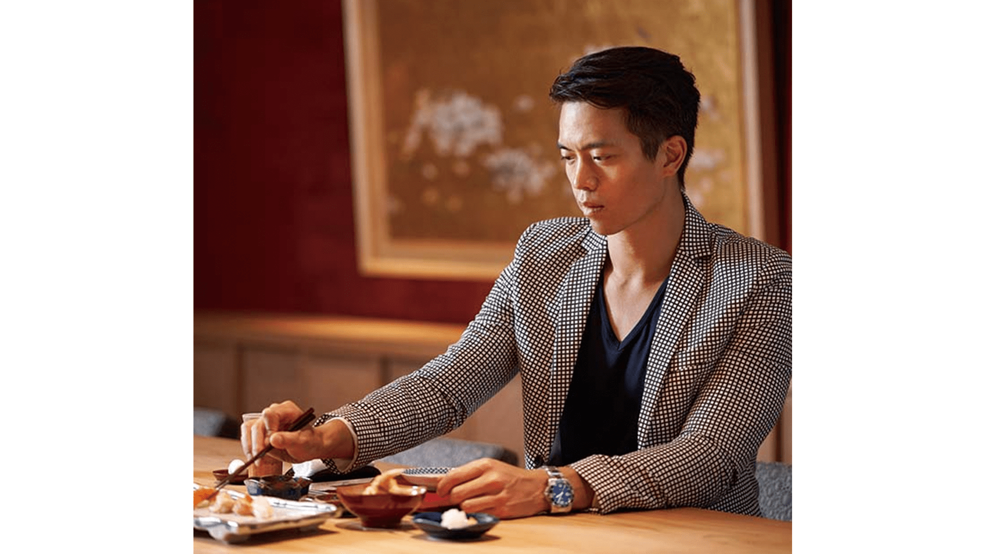 從軟絲佐酸桔皮的滑嫩鮮甜、以海苔包覆羽立海膽的豐盈海味、嚴選用米用水的握壽司，到甜蝦昆布漬、蛤貝蒜頭湯⋯⋯等絕妙組合，一道道如藝術品般的精緻餐點，讓廖冠傑頻頻點頭大讚好吃，過程中更忍不住拿出手機留念。他直言：「這是我近期吃過最精緻的日本料理！不論酒器、餐盤，甚至餐墊都好講究，可能因為我自己也是做器皿的，就會對這樣的職人工藝特別有感覺。而且每道餐點除了吃食材的原味外，搭配不同沾料都會引出另一個層次。裡面我特別喜歡炸蝦，沾黑色竹炭鹽或白色的天日鹽居然可以呈現不同風味，還能感受到入口後的細膩變化，真的很特別。」於是，廖冠傑馬上就和Joy預訂了下一週的位子，期待再次來一場同時滿足味蕾和心靈的日料之旅。