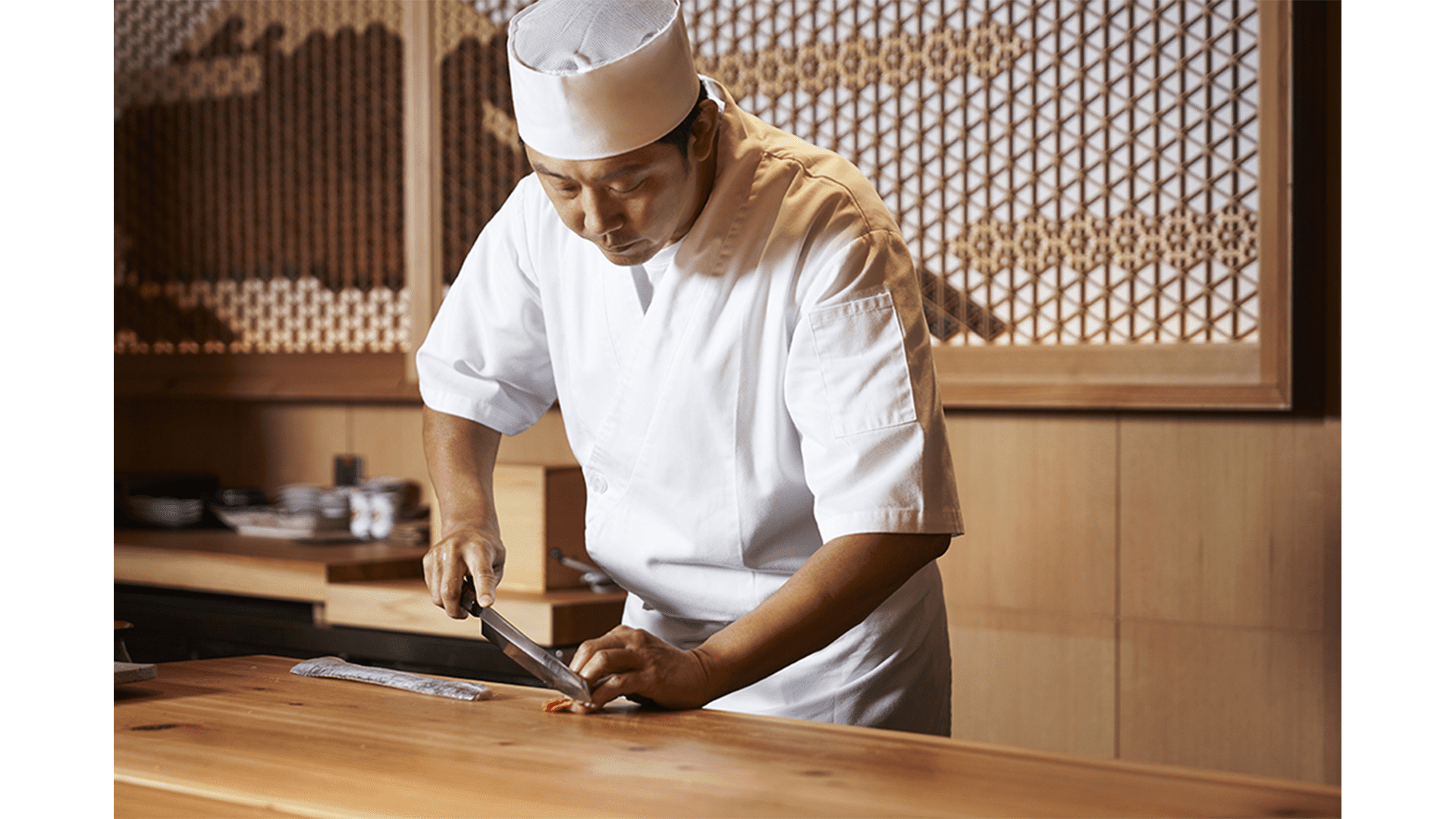 隨著黃鴻文「阿文師傅」為我們獻上第一道「松葉蟹佐高湯凍」，Joy一邊陪伴我們用餐，一邊為我們介紹騰鮨的誕生。本業是室內設計師的她表示，會開店只因自己和幾個朋友很愛吃，且都是拜倒在阿文師傅手藝下的老顧客，所以餐廳並不以盈利角度出發，反而更重視想呈現給客人的體驗，「可即便我們不求利，也絕對不能丟臉，譬如餐廳環境不能砸了我設計公司的招牌，其他的我們都很尊重廚師的經營想法，我想這是我們的優點。」