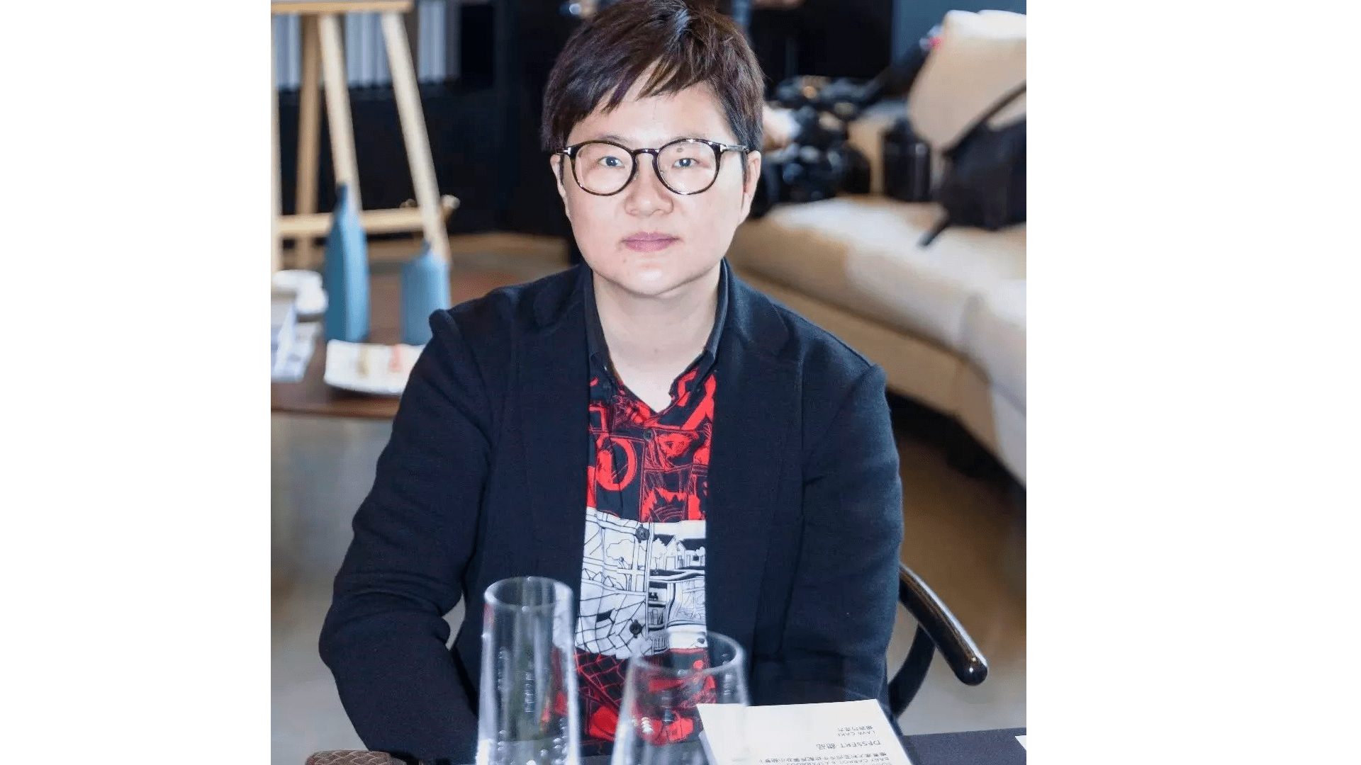 周彥如丨京璽國際股份有限公司
當下的設計實踐常常會受外界因素影響，比如為了求快而放棄深度，周讌如也認同手繪可以幫助思考，賦予作品更深層次的內涵。而且設計師通過漫長的院校學習才實現把手繪和設計思維相結合，紮實的基本功本身就是優秀的設計手段之一，所以不必為了求快而過分依賴電腦。