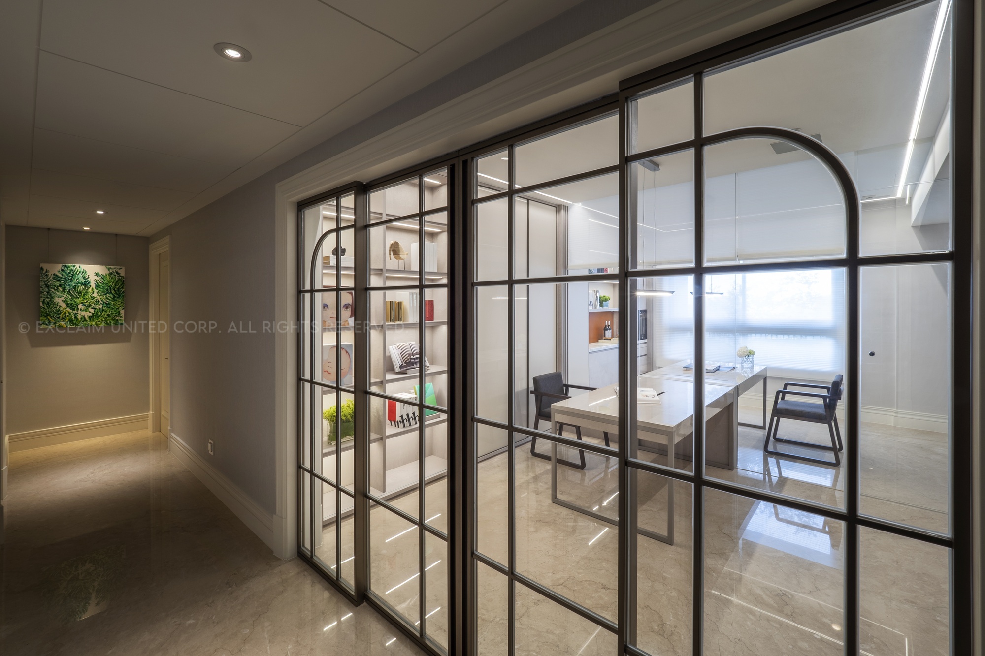 Point 1. 共享戶外露營野趣，轉化為玄關設計巧思&nbsp;
屋主是事業有成的企業家，育有一兒一女，非常重視陪伴小孩的成長過程。希望小孩出國念大學前，能夠創造居家共享的生活經驗，因此，整體以「家」為核心概念，將家人共同的興趣、生活方式的細節轉化為空間設計，串起家人的生活與體驗，蘊含豐富多元的內在涵養。