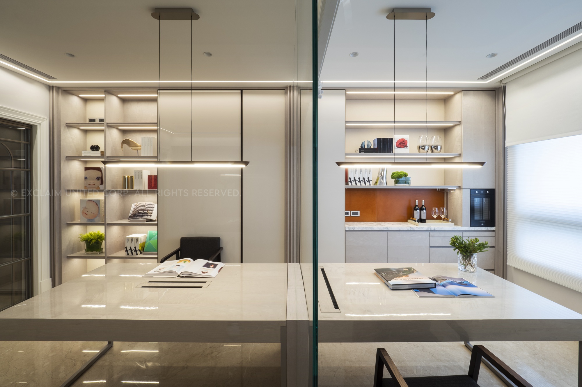 Point 3. 延伸家即圖書館思維，並實踐陪伴的親子共讀區 
除了戶外活動，屋主也非常重視親子閱讀氛圍。將「家，即圖書館」做為書房空間的創作靈感，醞釀溫韾共讀的生活感；淺色木紋質地為空間基底，整合機能與視覺品味，透過一道隔音玻璃加上客製化書桌的設計，串連右側屋主辦公區與左側的小孩家教、閱讀區，同時也兼具玻璃白板功能，成為屋主小孩發揮創意絕佳的塗鴉牆，創造出明亮、通透的視覺特性，讓家更顯舒心、開闊。