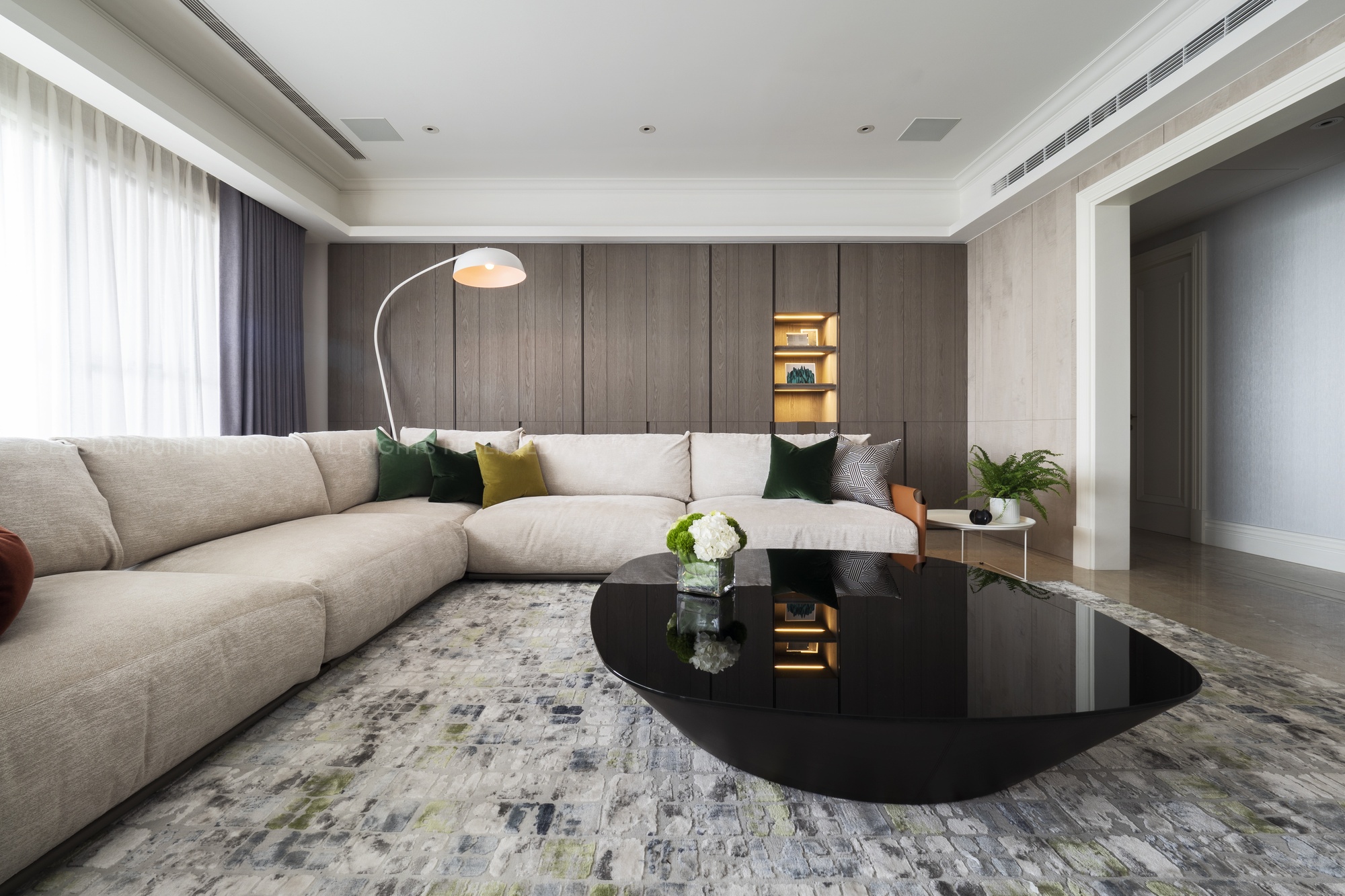 此外，周總監在設計上，不斷與時俱進融入當代社會現況，並對應家人的生活習慣，彈性調整居家空間的細節，像是過去在玄關設計上，大多重視端景、穿鞋椅的設計；然而，在面對新冠疫情時，屋主更重視玄關區能否直接進行消毒，因此洗手檯的設計、可將外出衣物脫掉、放置並直接清洗，甚至兼具衛浴的機能配備，躍升為目前的設計首選！