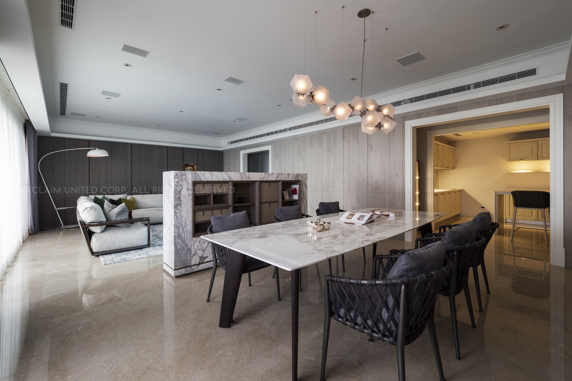 提及購買毛胚屋須注意的地方，總監周彥如說：「要拿掉浪漫、更實際去預設自己理想的未來生活是甚麼。」在新冠疫情的衝擊下，全台面臨建築缺工的情形，使得從原始的毛胚屋到正式入住，需經歷約三年半到四年半的時間，因此，周總監會仔細與業主溝通，替業主做更全面性的規劃，避免面臨入住時不符合生活需求的窘況。