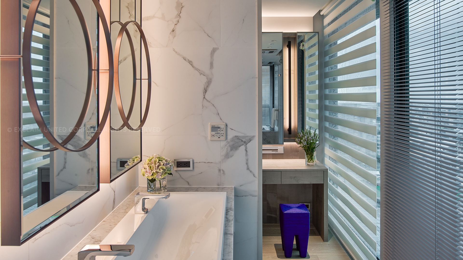 因應空間設計,添加一些細膩的巧思,就能營造千變萬幻的氛圍。
像鏡面上以同樣的金屬添加圓框造型,層次美感立現。
▶圖片案例|世紀長虹