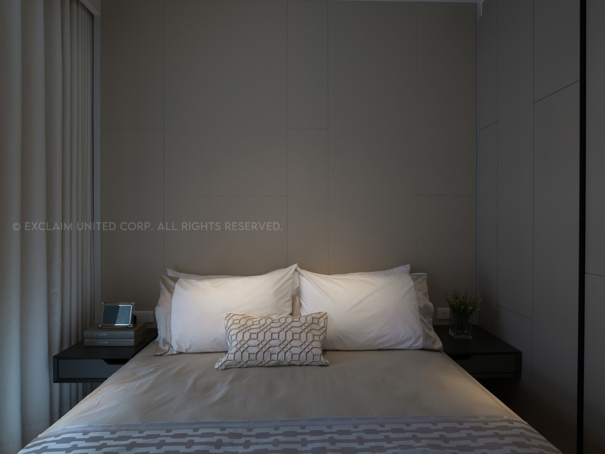 增加出来的第四个房间,通过精巧比例规划,订制家具的使用,使得只有8个平方的卧房能够按放下一张标准尺寸双人床,且家具摆设五脏俱全。